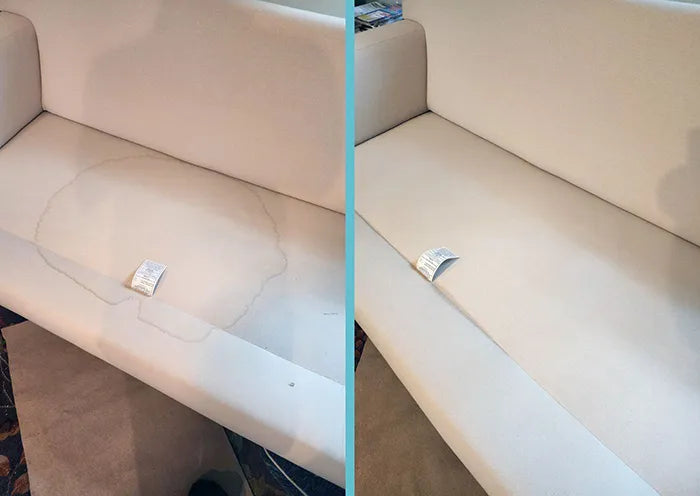 Vochtkring uit een witte stoffen bank verwijderd