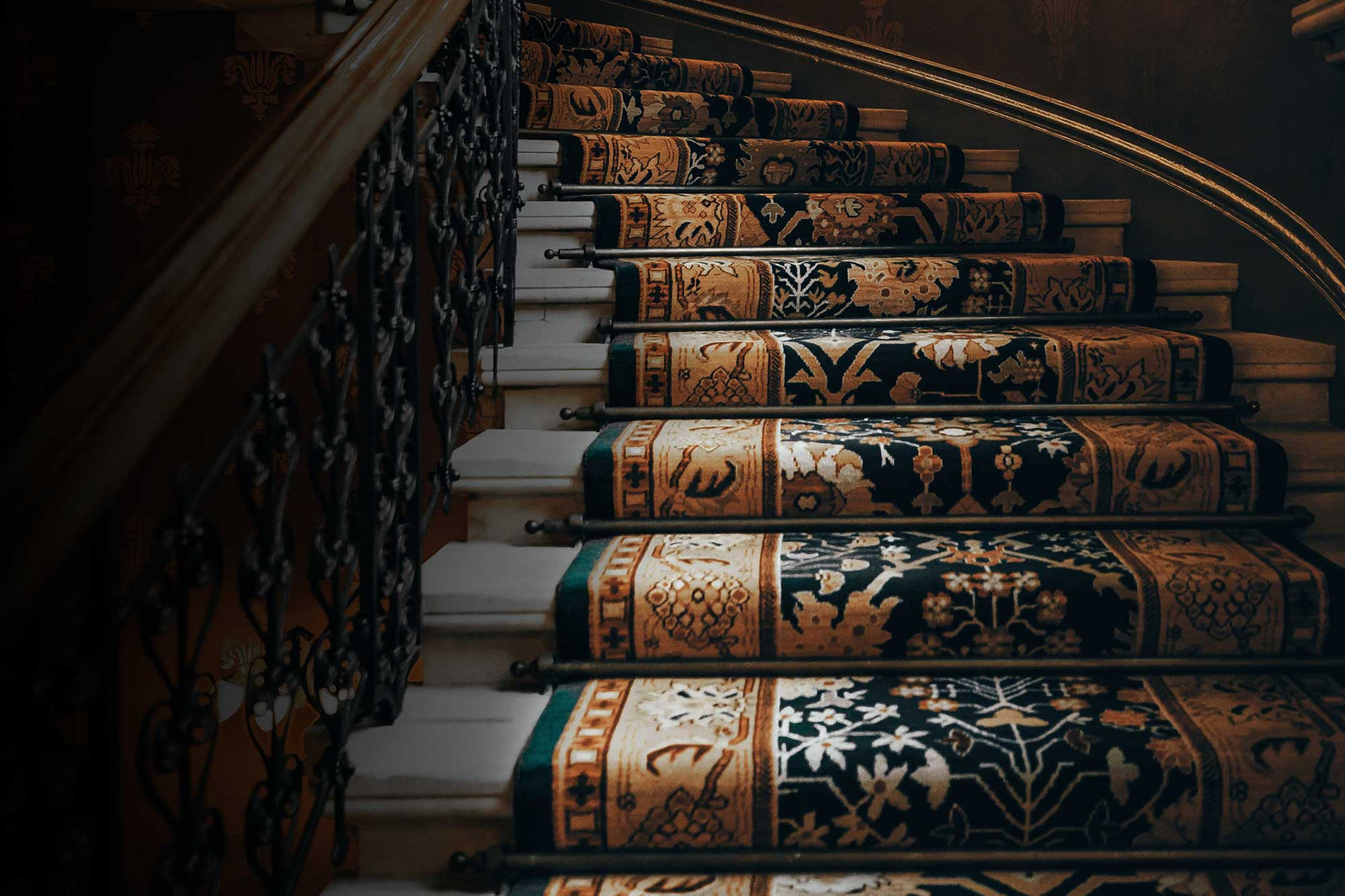 Tapijt laten reinigen op locatie met een stoomreiniger om alle vlekken uit het tapijt te halen